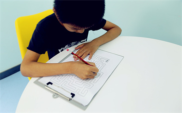 小孩上課注意力不集中是什么原因？